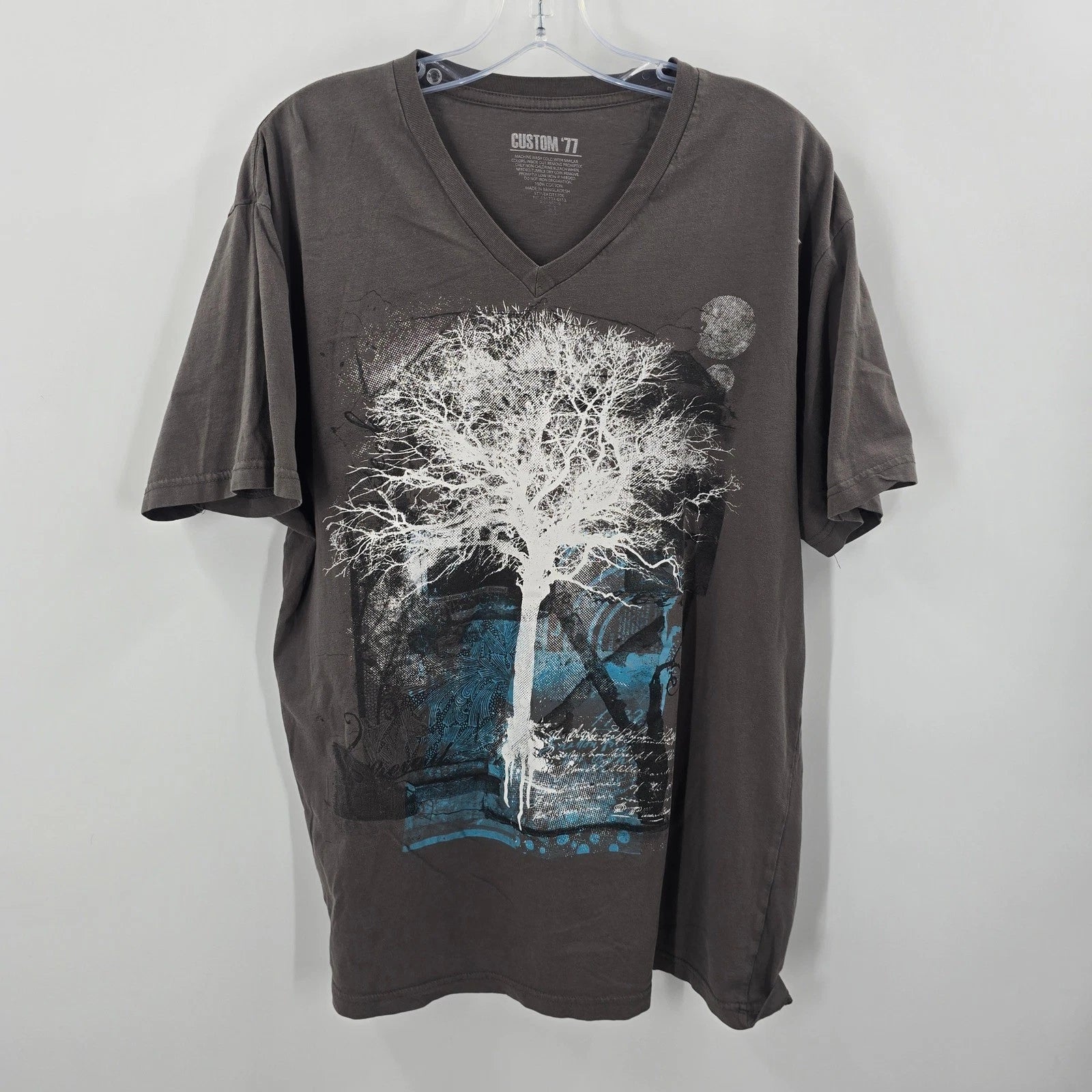 Custom 77 Mens V-Neck Graphic Tee Charcoal Gray White Tree Blue Art Large