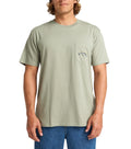 BILLABONG MENS T SHIRT.STACKED ARCH POCKET PREMIUM GREEN SHORT SLEEVED TOP W25